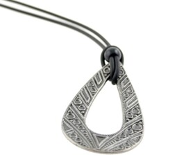 Praktiskt halsband med glasögonhängare