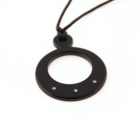 Praktiskt halsband med glasögonhängare
